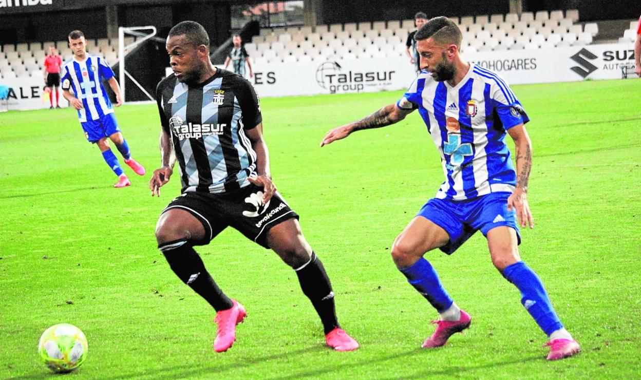 Vinicius Tanque controla la pelota de espaldas a portería, vigilado por un rival, en el partido ante el Lorca Deportiva del pasado viernes. 