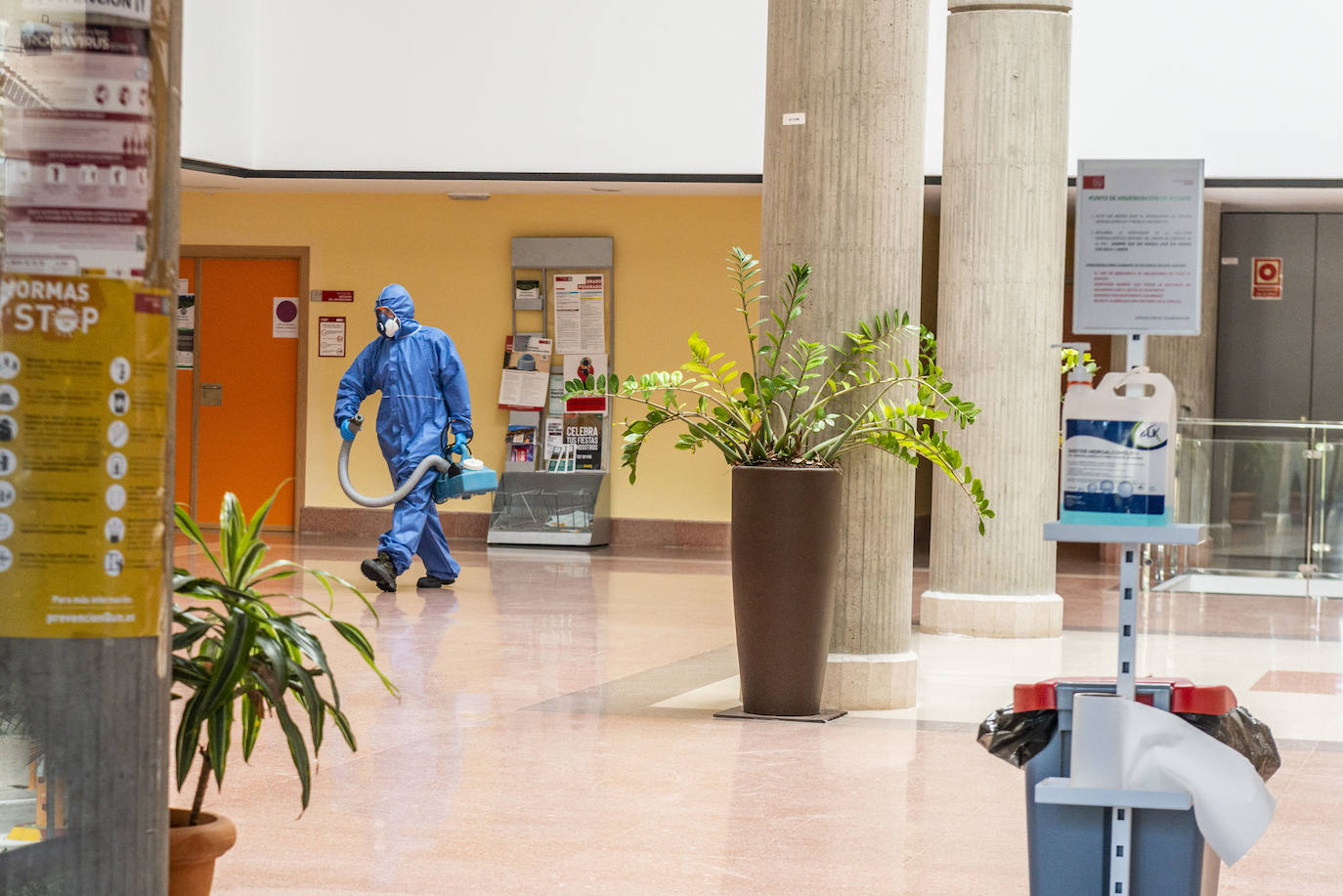 Fotos: La UMU cierra el edificio Rector Soler tras un positivo entre los trabajadores