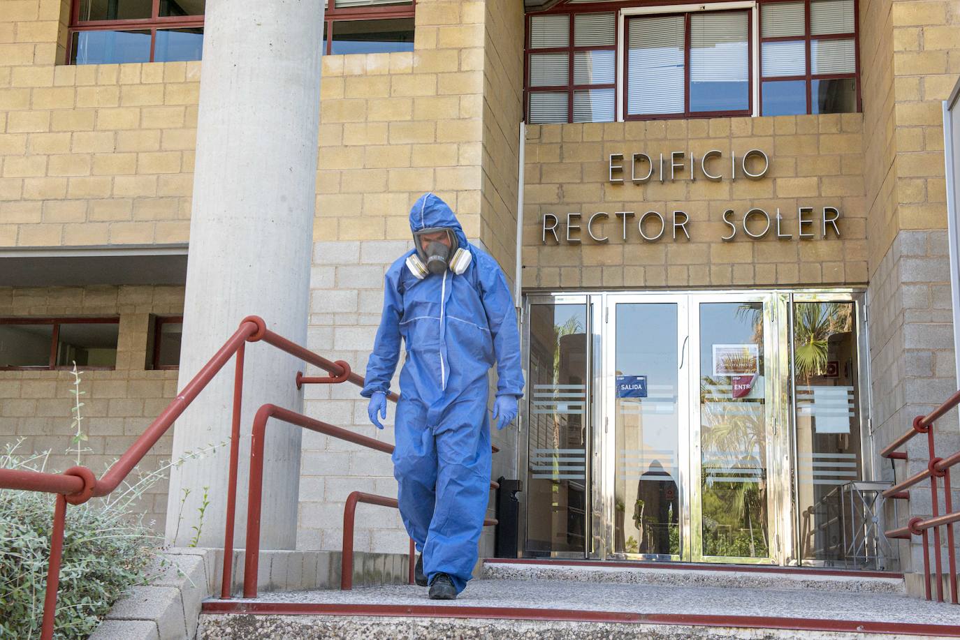 Fotos: La UMU cierra el edificio Rector Soler tras un positivo entre los trabajadores