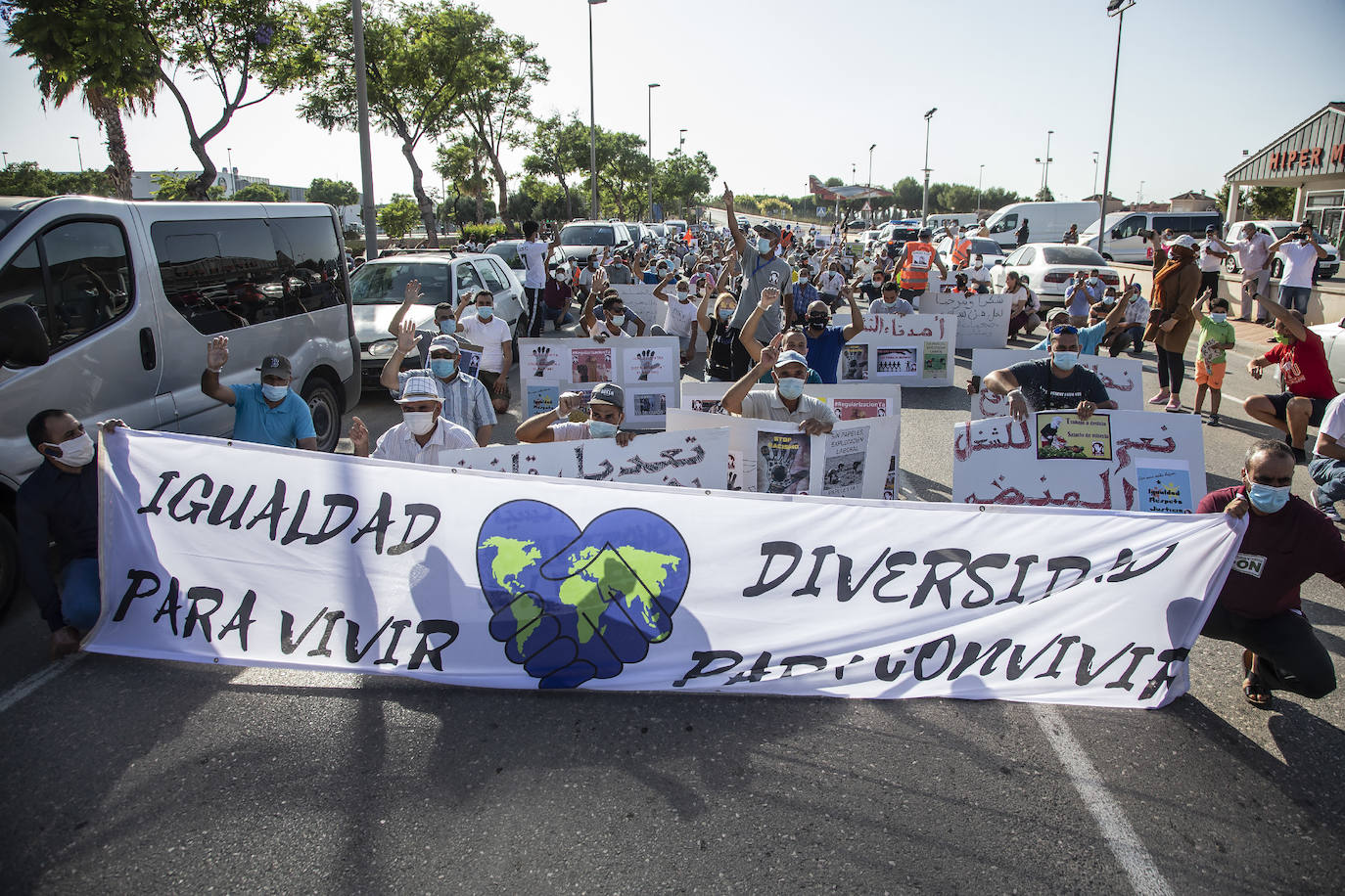 Fotos: Inmigrantes se concentran en Torre Pacheco para reclamar mejores condiciones laborales