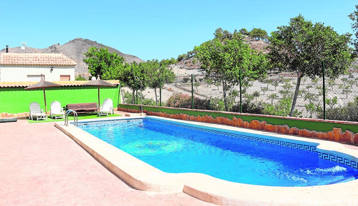 Piscina en el complejo rural La Nieta del Gasero. 