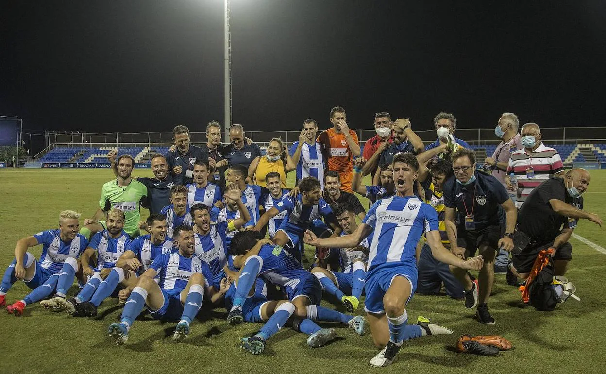 La plantilla y técnicos de La Unión, tras conseguir el ascenso en la noche de este sábado en el campo principal de Pinatar Arena.