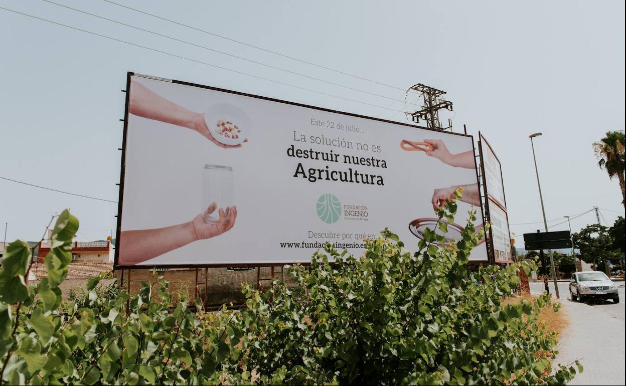 Una de las vallas que muestran la controvertida campaña de publicidad de la Fundación Ingenio.