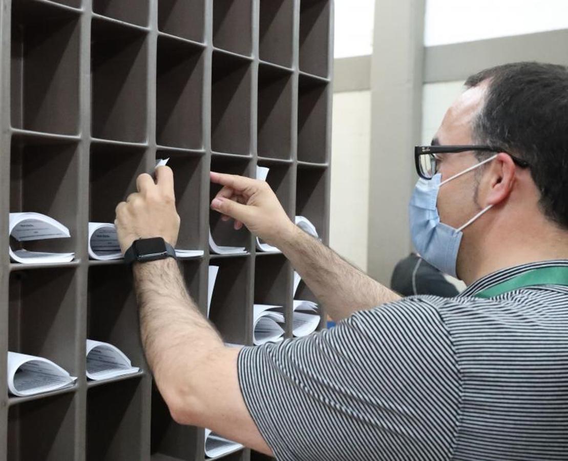 Un ciudadano elige una papeleta en la apertura de una mesa electoral