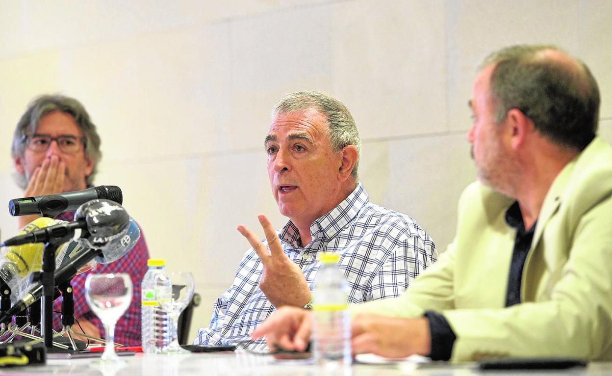 Tornel, rodeado de Francisco Cobacho y Francisco Miró, en la última comparecencia pública del Consejo de Administración grana. 