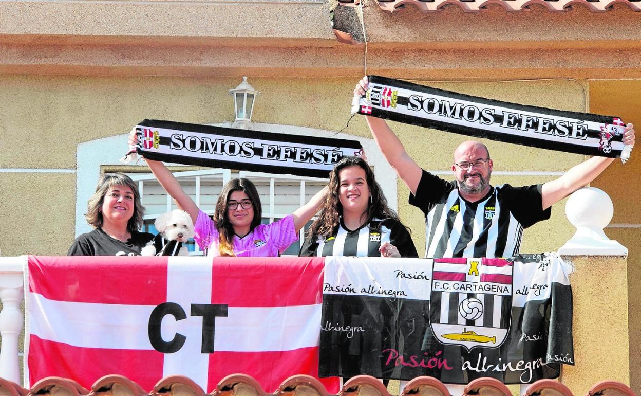 Pencho Angosto, con su mujer y sus hijas en el balcón de su casa de El Bohío. 