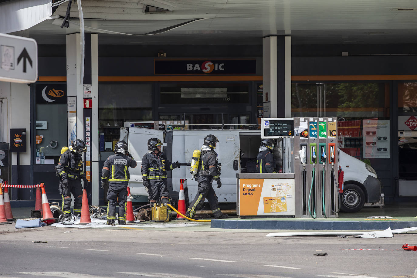 Fotos: Explosión en una gasolinera de Cartagena