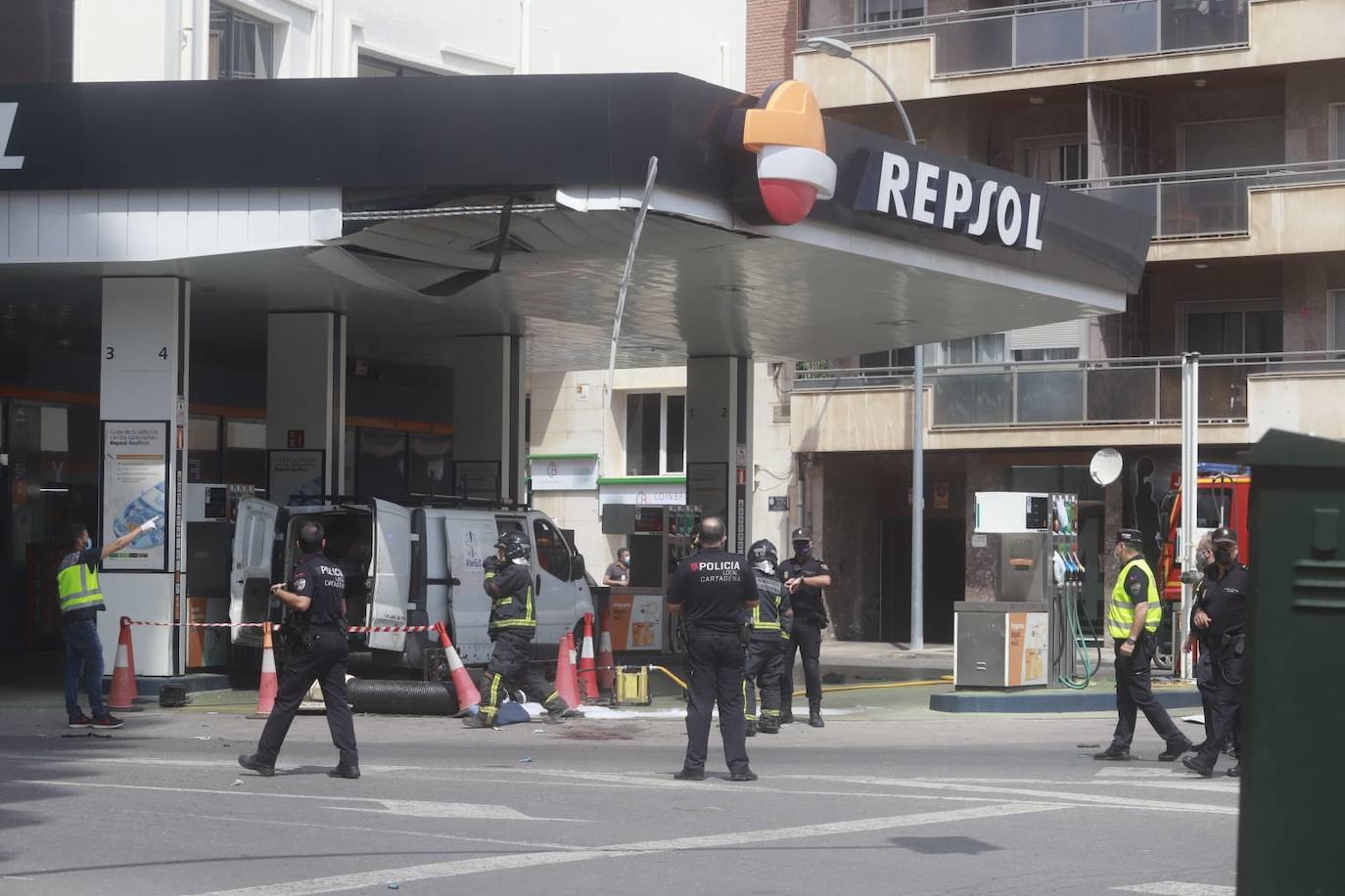 Fotos: Explosión en una gasolinera de Cartagena