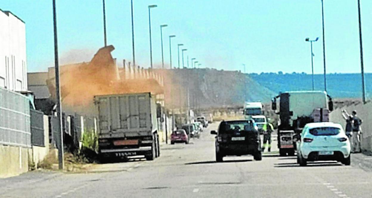 Operarios trabajando en la retirada de los miles de botes caducados. 