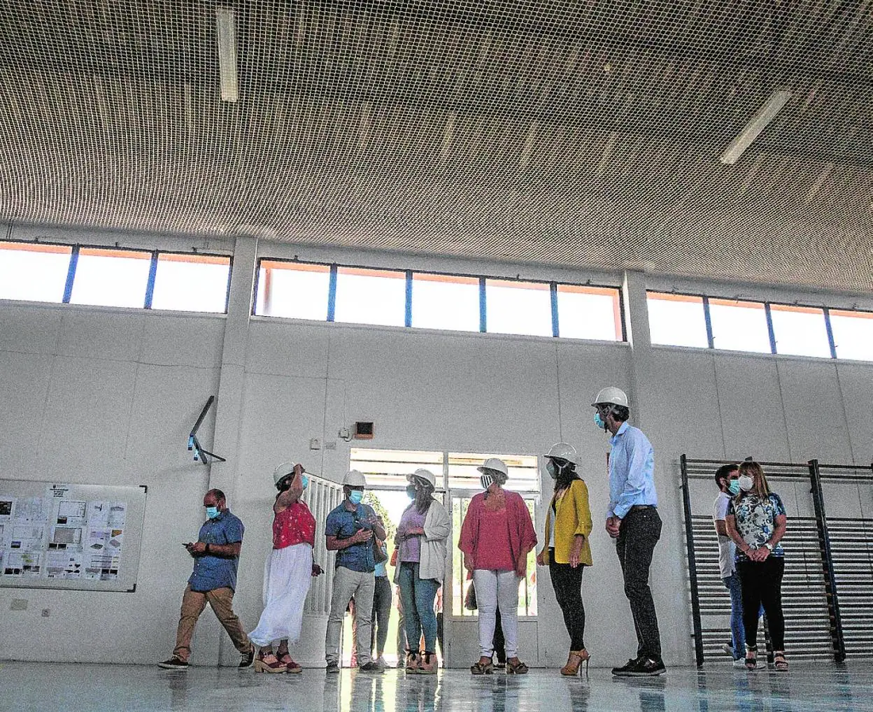 Políticos y directivos del colegio entran en el pabellón cuyo techo será desmontado. 