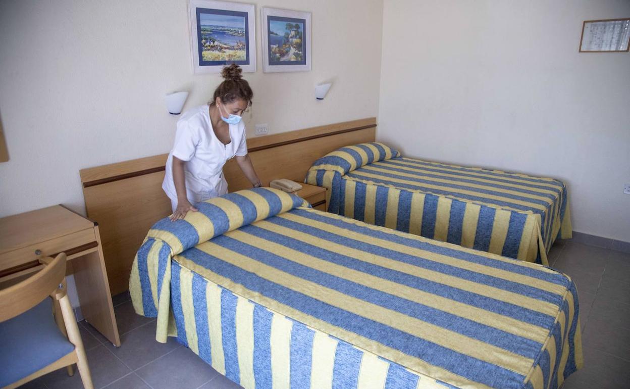 Una empleada del hotel Bahía de Mazarrón prepara una habitación, en una fotografía de archivo.
