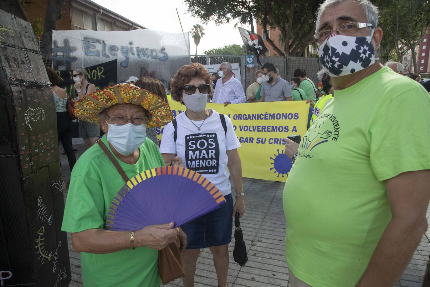La gente he llevado bandera de color negro con el símbolo de una calavera, cruces negras de funeral, y un ataúd, que simbolizaba la laguna y cubos de fango.