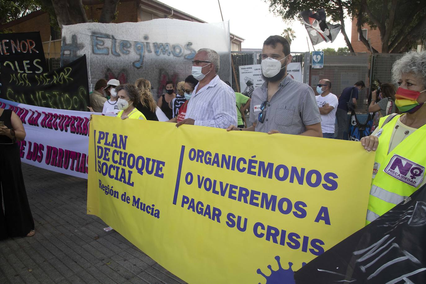 La gente he llevado bandera de color negro con el símbolo de una calavera, cruces negras de funeral, y un ataúd, que simbolizaba la laguna y cubos de fango.
