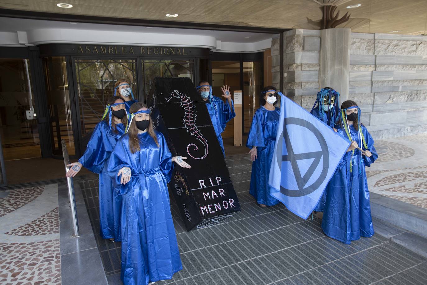 La gente he llevado bandera de color negro con el símbolo de una calavera, cruces negras de funeral, y un ataúd, que simbolizaba la laguna y cubos de fango.