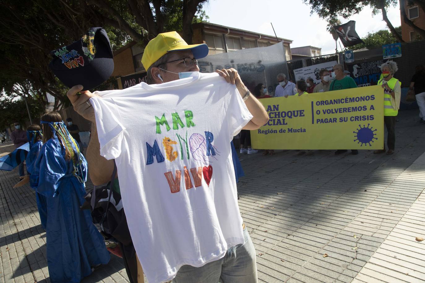 La gente he llevado bandera de color negro con el símbolo de una calavera, cruces negras de funeral, y un ataúd, que simbolizaba la laguna y cubos de fango.