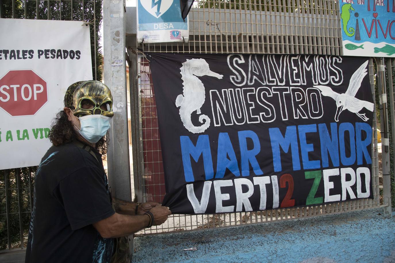 La gente he llevado bandera de color negro con el símbolo de una calavera, cruces negras de funeral, y un ataúd, que simbolizaba la laguna y cubos de fango.
