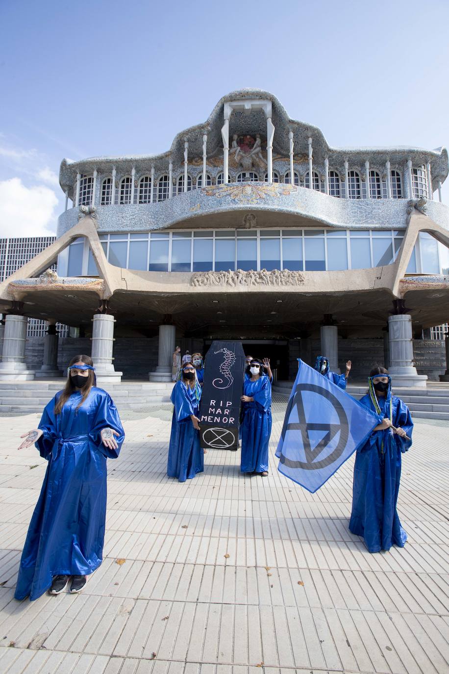La gente he llevado bandera de color negro con el símbolo de una calavera, cruces negras de funeral, y un ataúd, que simbolizaba la laguna y cubos de fango.