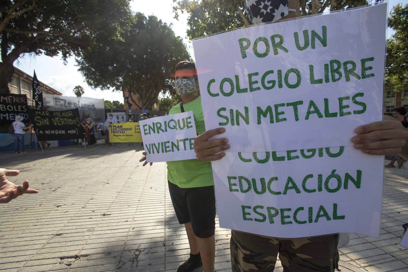La gente he llevado bandera de color negro con el símbolo de una calavera, cruces negras de funeral, y un ataúd, que simbolizaba la laguna y cubos de fango.