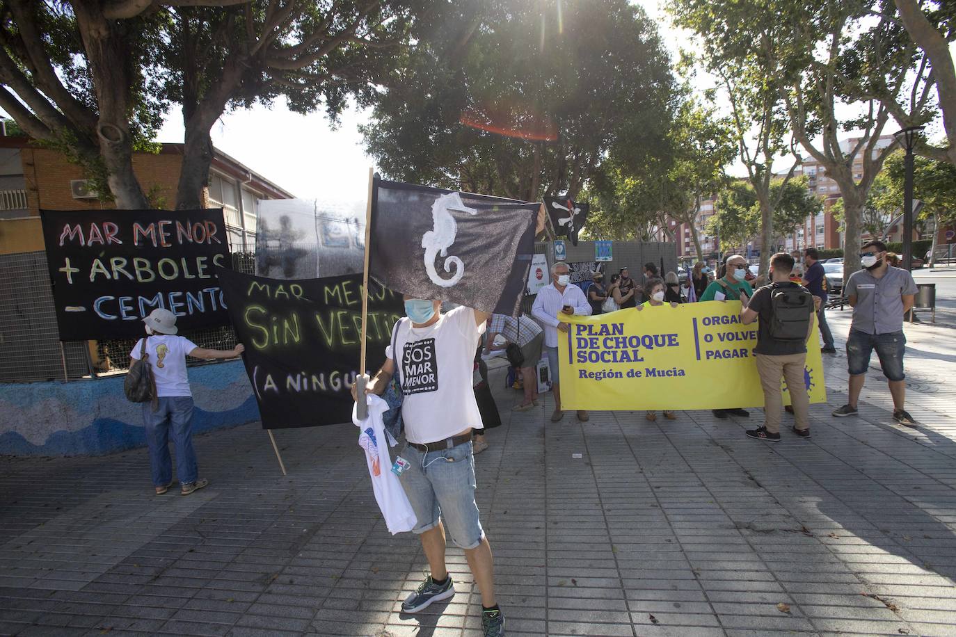 La gente he llevado bandera de color negro con el símbolo de una calavera, cruces negras de funeral, y un ataúd, que simbolizaba la laguna y cubos de fango.