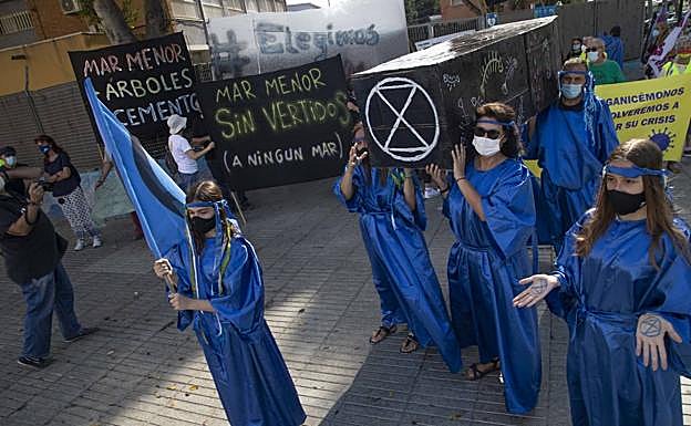 Protesta en la Asamblea por la recuperación del Mar Menor.