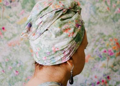 Imagen secundaria 1 - A la izquierda, mujer ataviada con el mismo estampado de la pared; a la derecha, la joven del huevo.