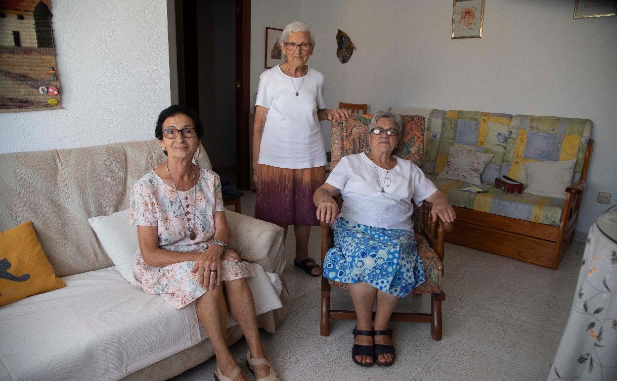 Isabel Martínez de Ilarduia, Consuelo Ortega y Petri Yanguas, en su casa de Los Mateos. 