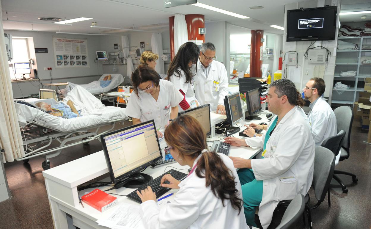 Imagen de archivo de varios médicos durante su jornada en un hospital de Murcia.