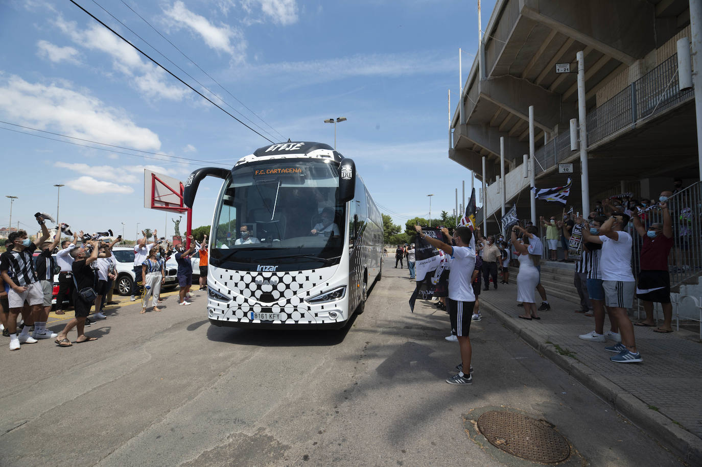 Fotos: La afición del FC Cartagena despide a su equipo en el viaje para el &#039;playoff&#039;