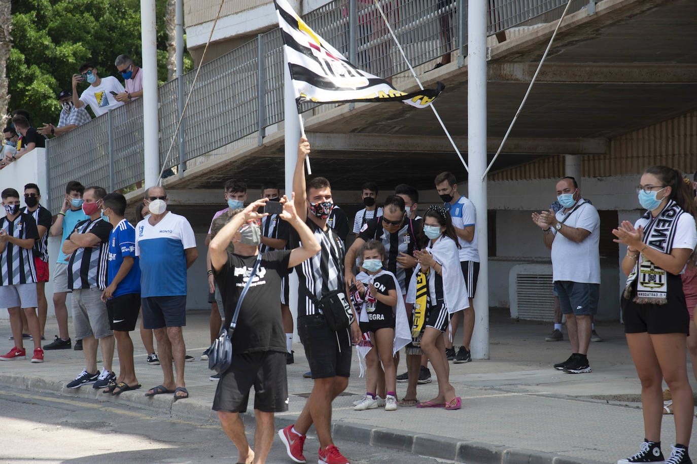 Fotos: La afición del FC Cartagena despide a su equipo en el viaje para el &#039;playoff&#039;