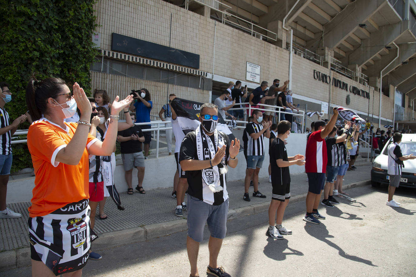 Fotos: La afición del FC Cartagena despide a su equipo en el viaje para el &#039;playoff&#039;