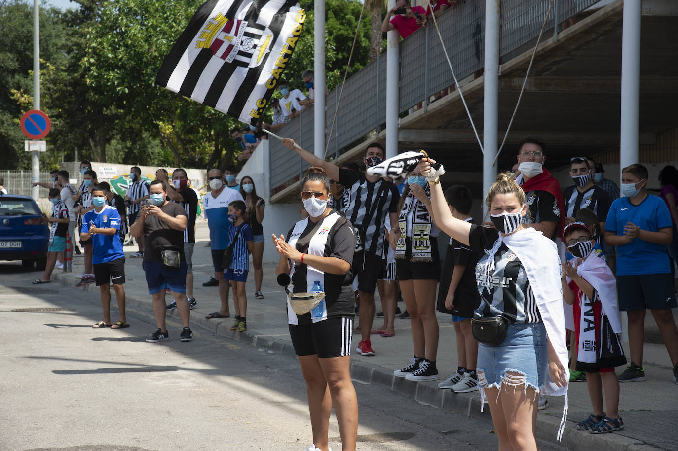 Fotos: La afición del FC Cartagena despide a su equipo en el viaje para el &#039;playoff&#039;