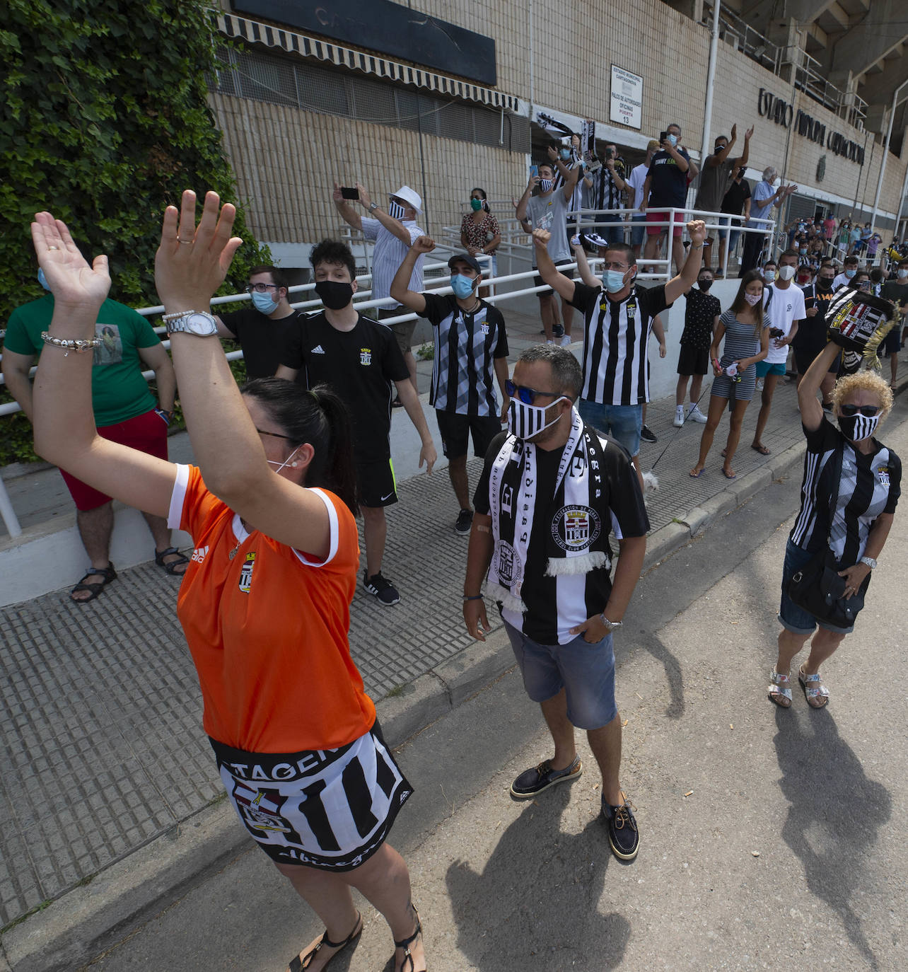 Fotos: La afición del FC Cartagena despide a su equipo en el viaje para el &#039;playoff&#039;
