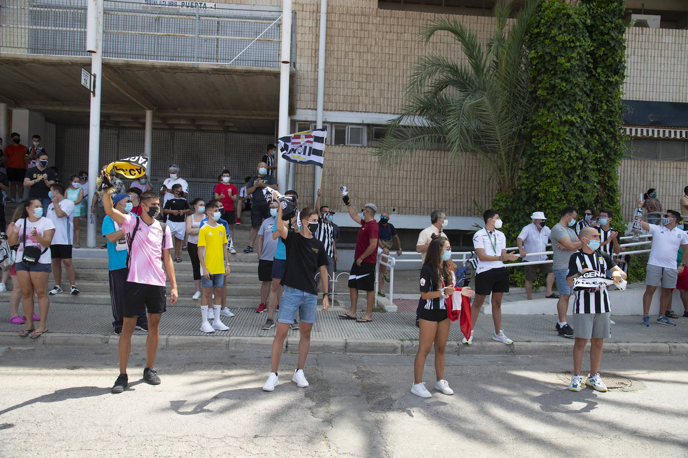 Fotos: La afición del FC Cartagena despide a su equipo en el viaje para el &#039;playoff&#039;