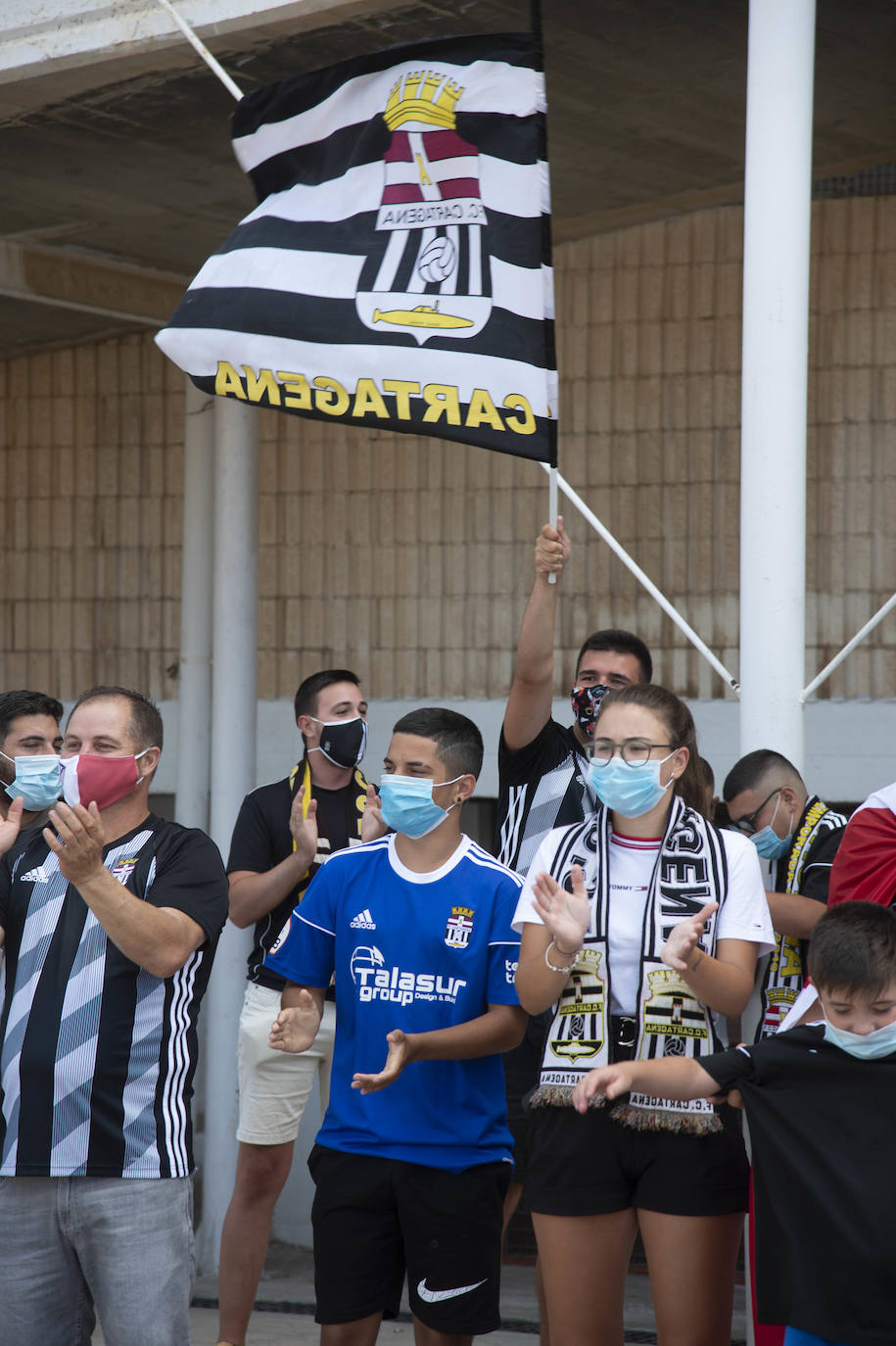 Fotos: La afición del FC Cartagena despide a su equipo en el viaje para el &#039;playoff&#039;