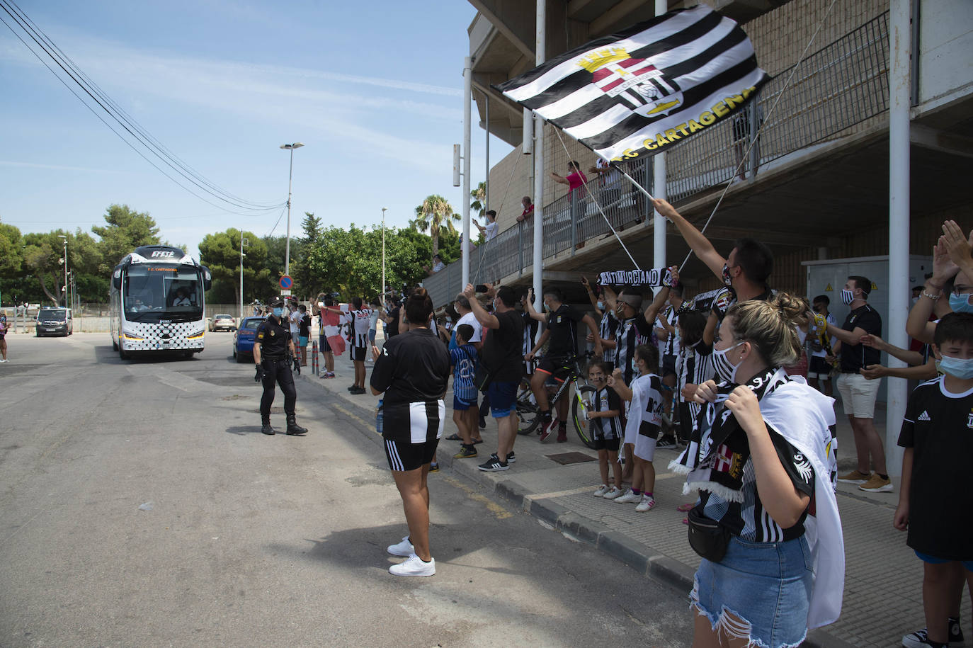 Fotos: La afición del FC Cartagena despide a su equipo en el viaje para el &#039;playoff&#039;