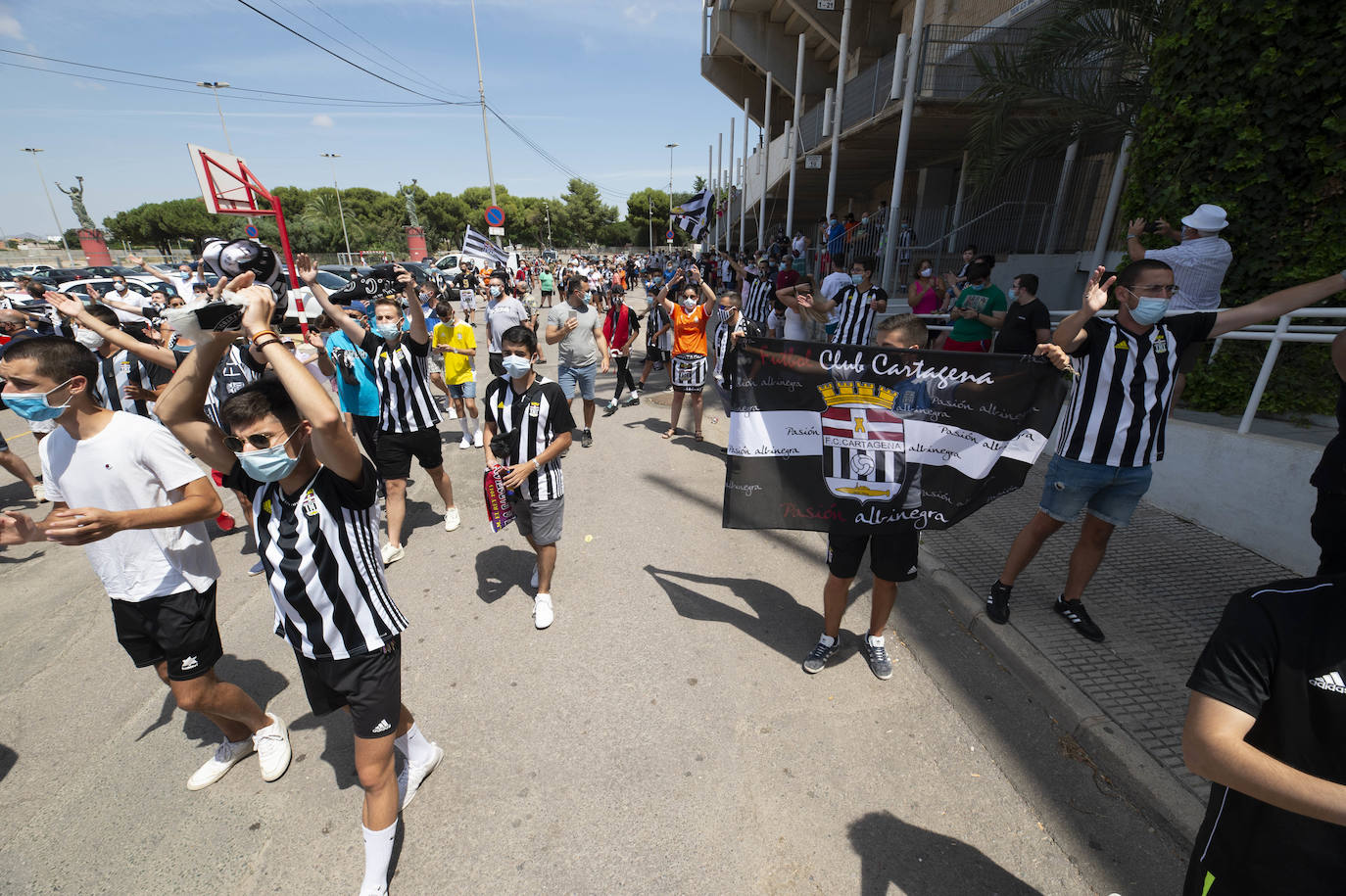 Fotos: La afición del FC Cartagena despide a su equipo en el viaje para el &#039;playoff&#039;