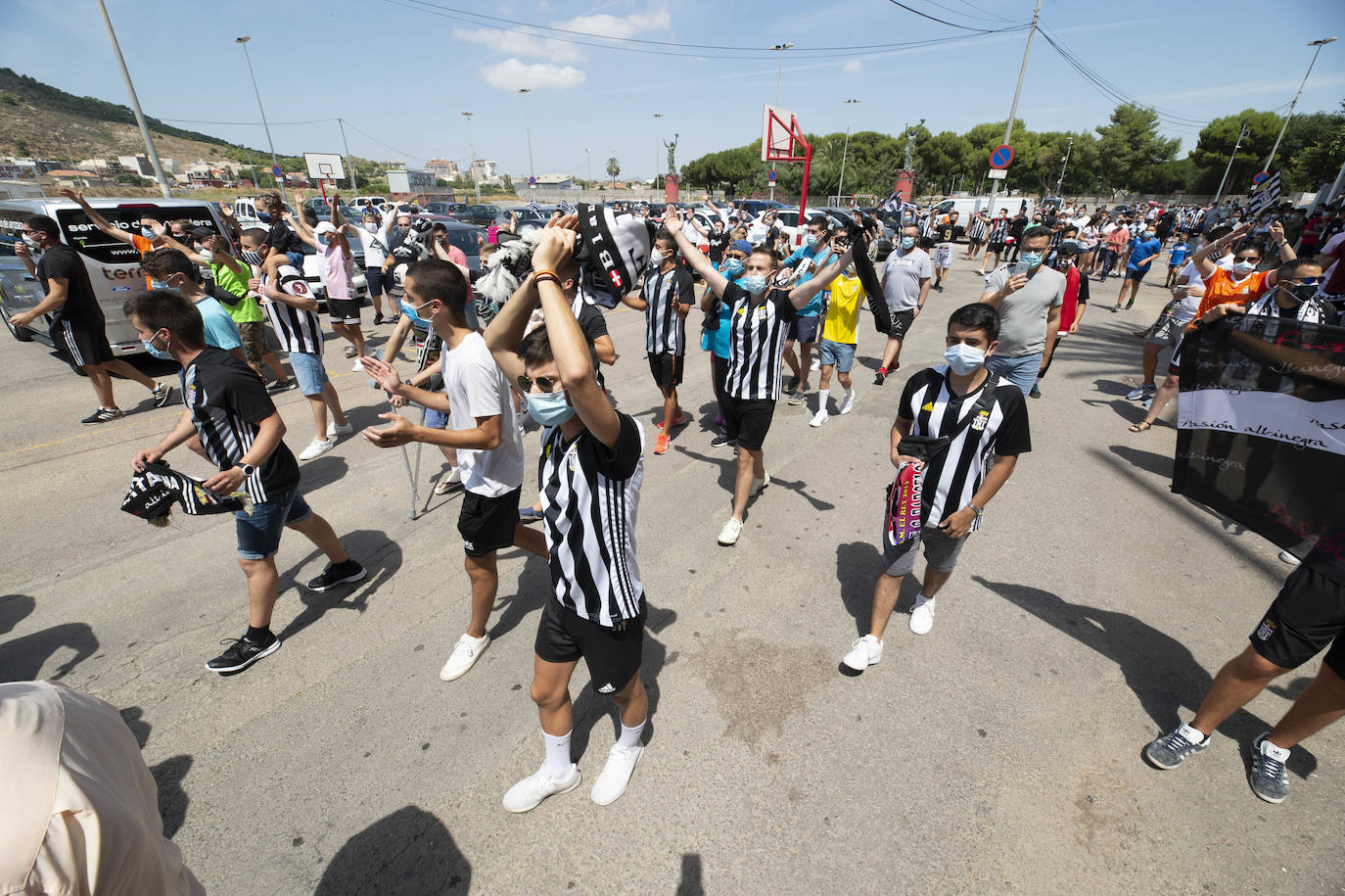 Fotos: La afición del FC Cartagena despide a su equipo en el viaje para el &#039;playoff&#039;