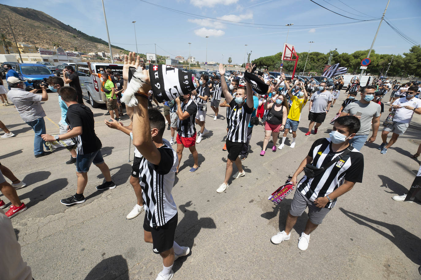 Fotos: La afición del FC Cartagena despide a su equipo en el viaje para el &#039;playoff&#039;