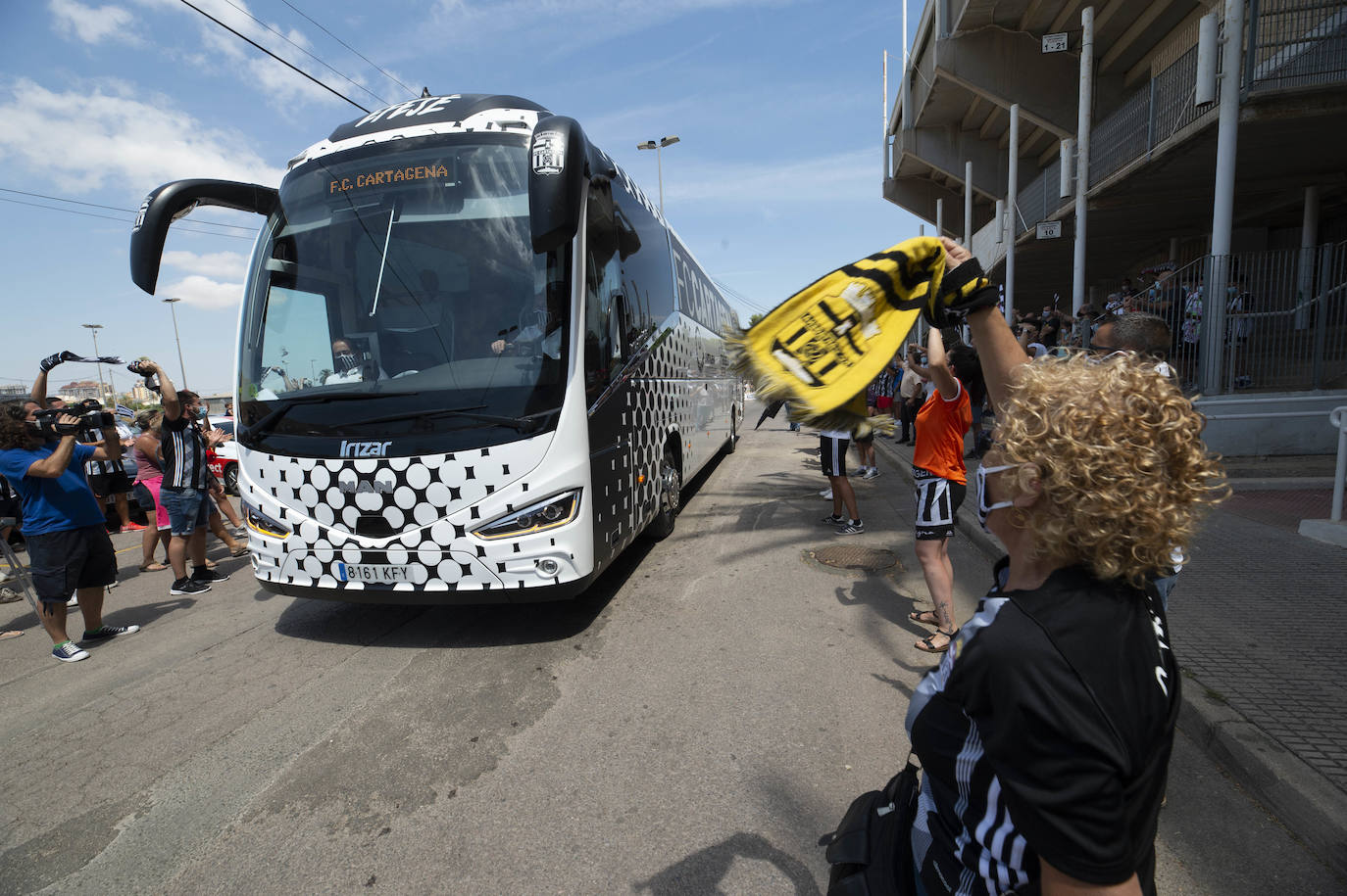 Fotos: La afición del FC Cartagena despide a su equipo en el viaje para el &#039;playoff&#039;