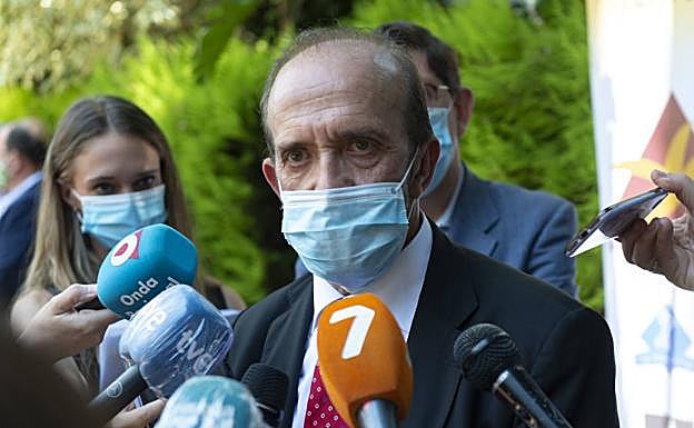 Santiago Moreno, este viernes, a su llegada a la Tertulia La Luz.