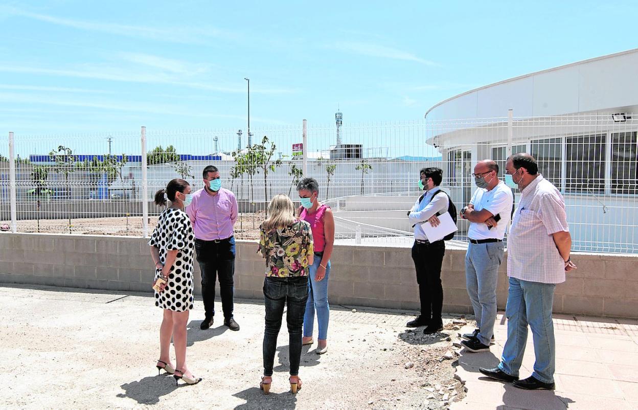 De izquierda a derecha, la magistrada Antonia Moya, el edil Merino, la secretaria judicial, la alcaldesa Teresa García y tres abogados, durante la inspección de ayer a la escuela infantil. 