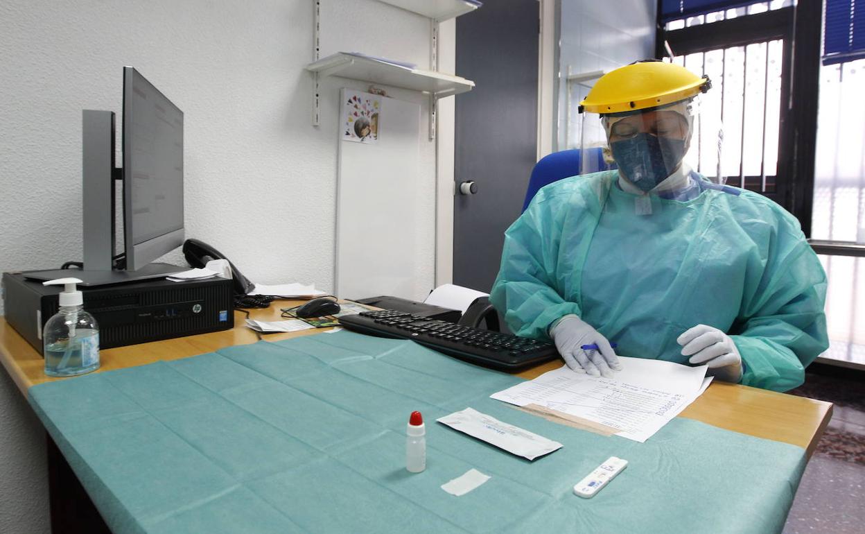 Un sanitario encargado de hacer test, en una fotografía de archivo.