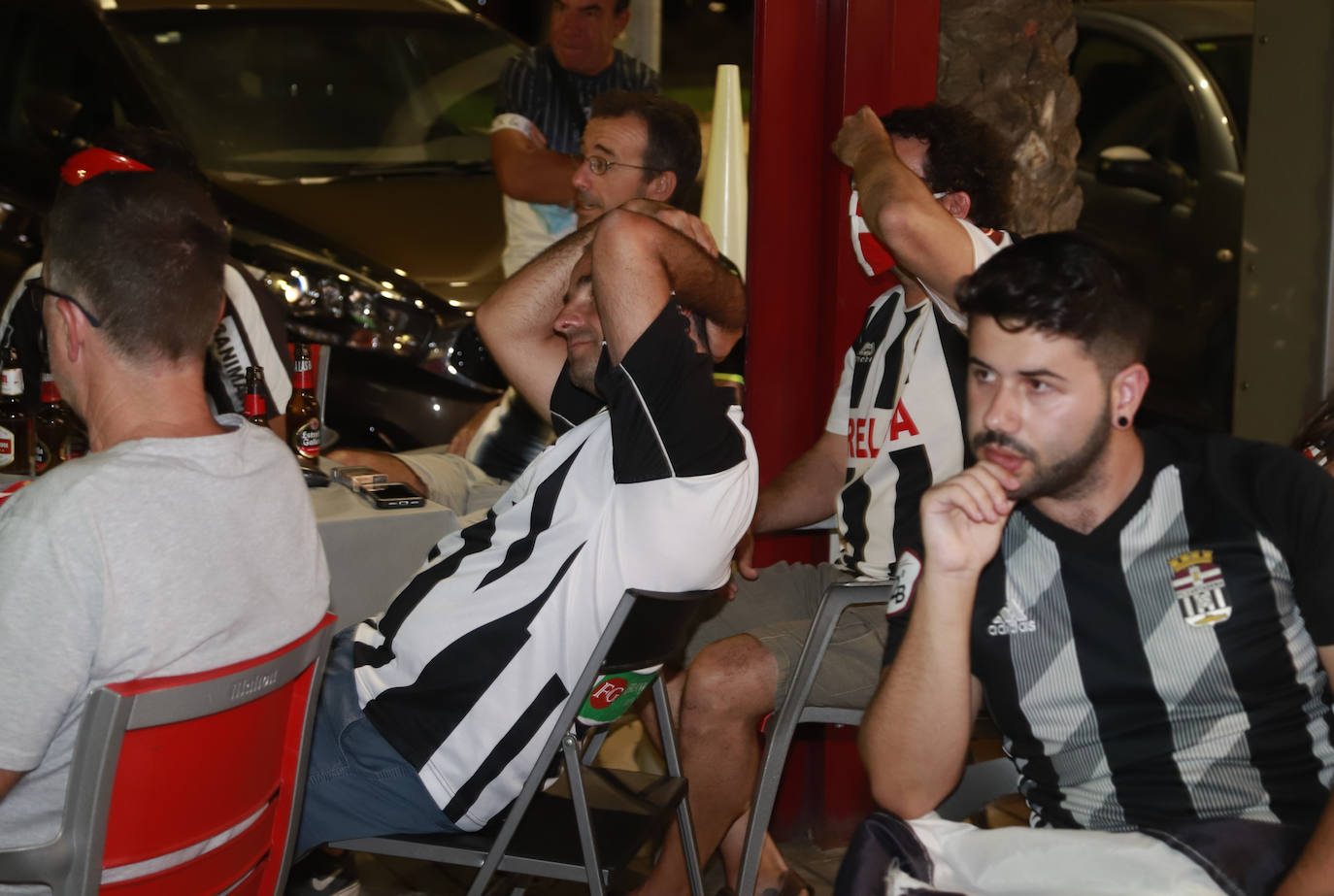 Fotos: Así está viviendo la afición blanquinegra el partido en Cartagena