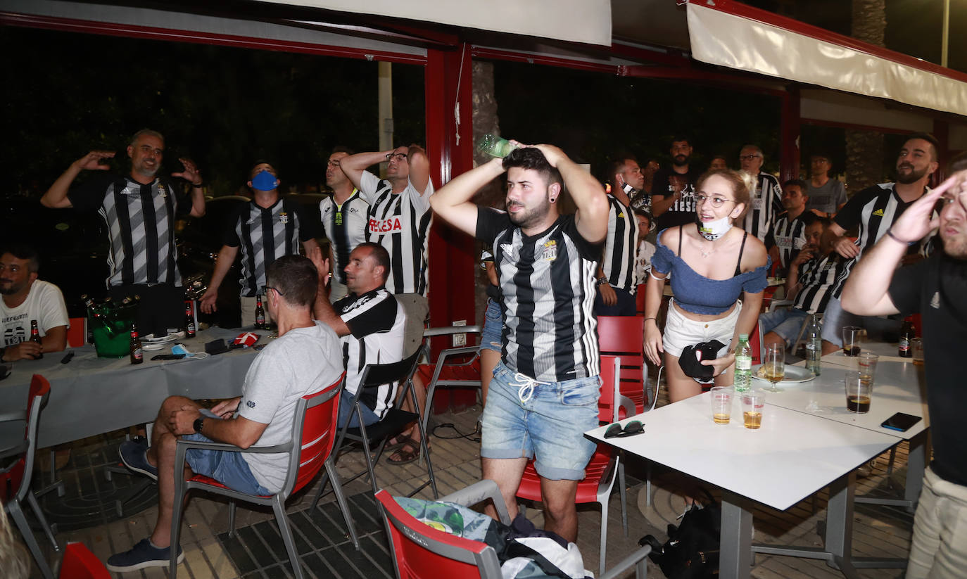 Fotos: Así está viviendo la afición blanquinegra el partido en Cartagena