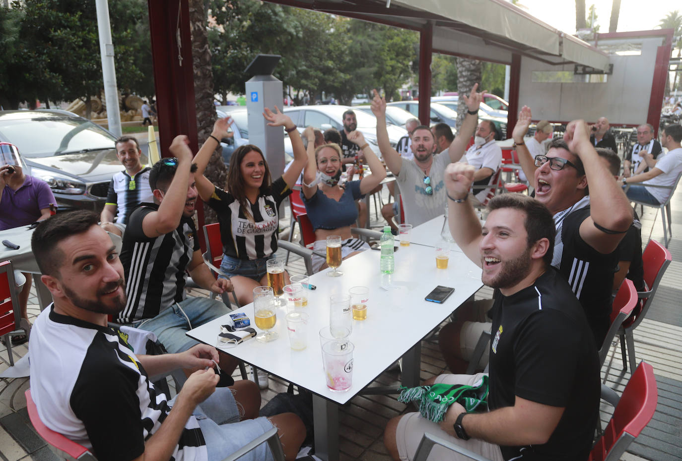 Fotos: Así está viviendo la afición blanquinegra el partido en Cartagena