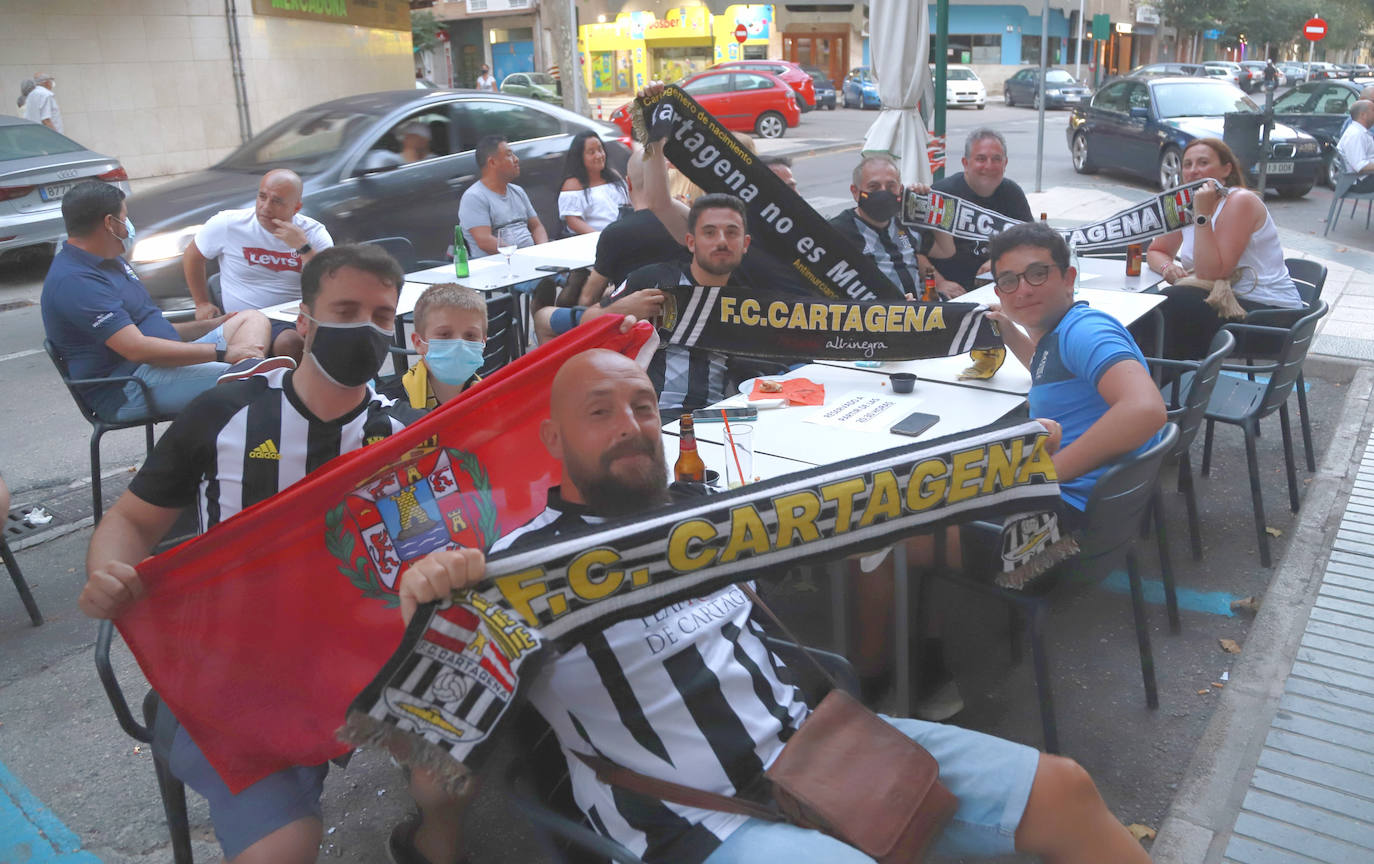 Fotos: Así está viviendo la afición blanquinegra el partido en Cartagena