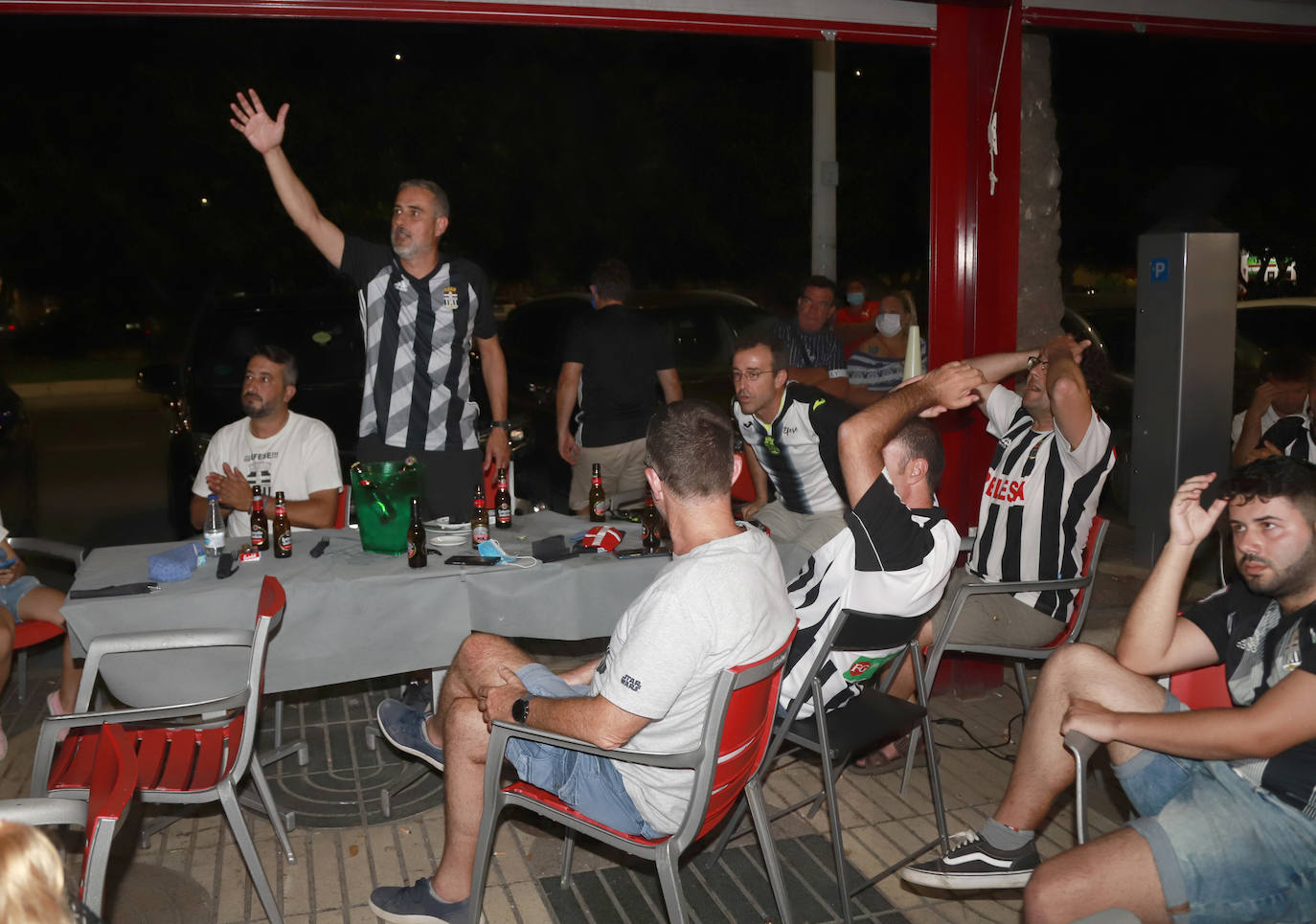 Fotos: Así está viviendo la afición blanquinegra el partido en Cartagena