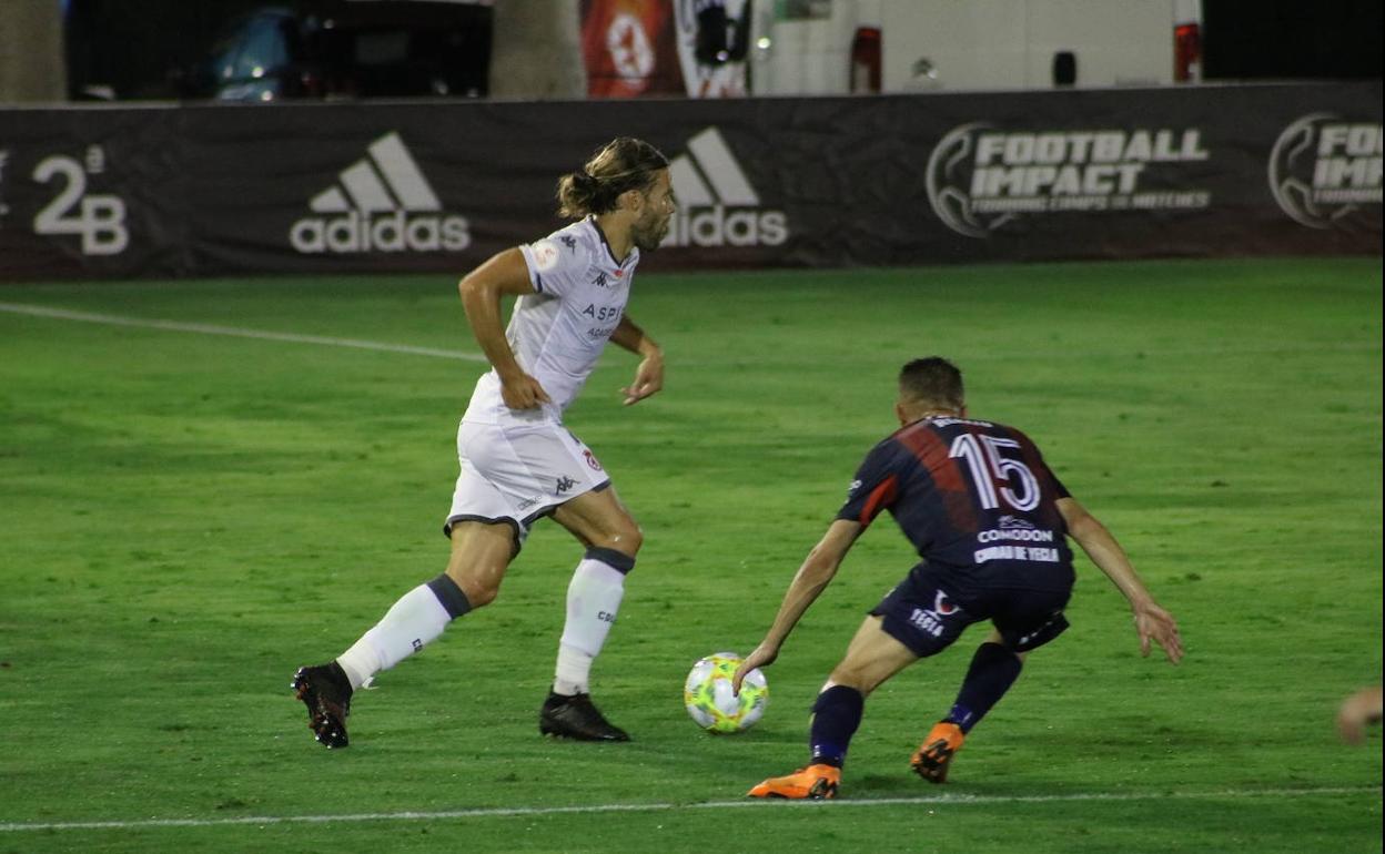 Renato defiende a Aitor Fernández.