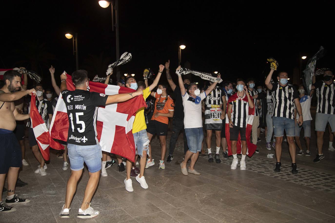 Fotos: Así está viviendo la afición blanquinegra el partido en Cartagena