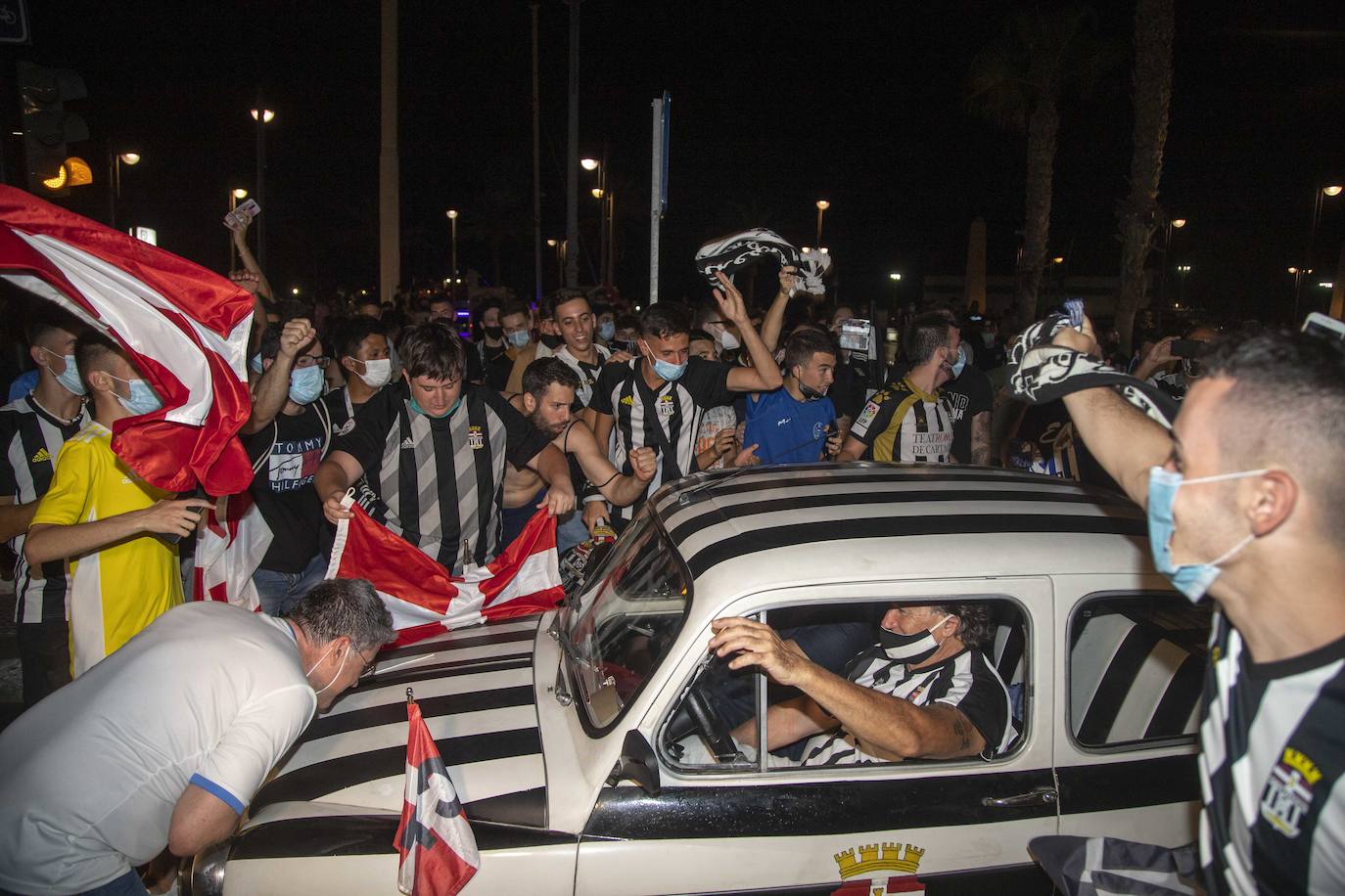 Fotos: Así está viviendo la afición blanquinegra el partido en Cartagena